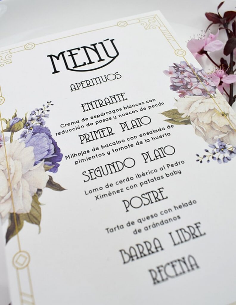 Menú de boda con diseño vintage y detalles florales en tonos lila, beige y dorado.