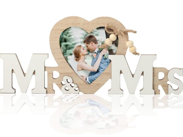 Elegante centro de mesa Mr & Mrs para decoración de boda".
